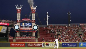 Traditionell wird's im Center Field: Die zwei Schornsteine rauchen, wenn die Reds einen Homerun schlagen. Sie sollen an die Dampfschiffe des Ohio Rivers im 19. Jahrhundert erinnern