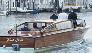 Bastian Schweinsteiger und Ana Ivanovic legten die Strecke natürlich stilgerecht per Boot zurück