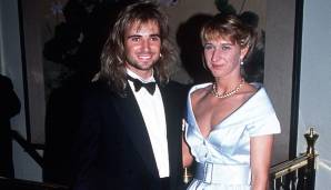 Kinder, wie die Zeit vergeht. 1992 fegt Graf mit 6:2 und 6:1 über Monica Seles hinweg. Bei den Herren triumphiert Andre Agassi. Dass die beiden einmal heiraten würden? Damals undenkbar!