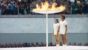 Stephane Prefontaine und Sandra Henderson kommt 1976 die Ehre zu, das Olympische Feuer zu entzünden. Die Aufregung ist den Teenagern dabei deutlich anzusehen