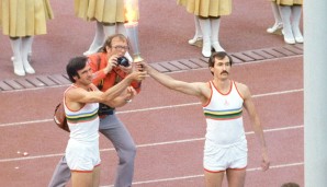 Sergey Belov (r.) bekommt 1980 in Moskau das Feuer für die letzten Meter überreicht. Ob der Fotograf aufgrund seiner Sehschwäche so nah ran muss?