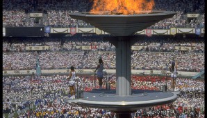 Chung Sun-man, Sohn Mi-chung und Kim Won-tak stehen 1988 in Seoul auf einer Säule, an deren Spitze sich das Feuer immer weiter erhebt