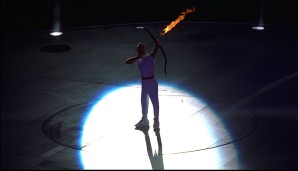 Mit einem brennenden Pfeil entfacht der Spanier die Olympische Flamme - Gänsehaut garantiert