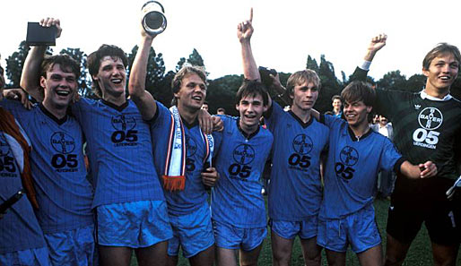 So fing alles an: Brinkmann (3.v.r.) holt mit der A-Jugend von Bayer Uerdingen 1986/87 den Meistertitel. Marcel Witeczek reckt den Pokal in die Höhe