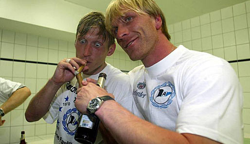 Brinkmanns erfolgreichste Zeit war in Bielefeld. Hier feiert er 2002 zusammen mit Detlev Dammeier den Aufstieg in die Bundesliga