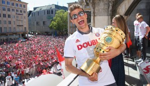 Thomas Müller ausnahmsweise mal mit Pokal anstatt dem Mikro