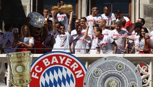Da ist das Ding! Thomas Müller und seine Bayern präsentieren den Fans den Pokal und die Meisterschale