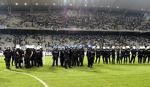 Erst ein Großeinsatz der Polizei konnte einigermaßen für Ruhe im Atatürk-Stadion sorgen, das Spiel konnte aber nicht fortgesetzt werden
