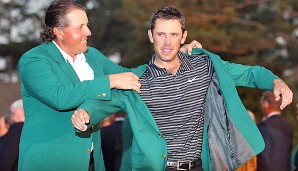 APRIL: Das erste Highlight des Golf-Jahres. Der Südafrikaner Charl Schwartzel streift sich das grüne Jacket des Masters-Siegers über