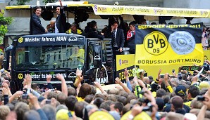 MAI: Dort landet auch die Meisterschale. Schalkes großer Rivale Borussia Dortmund spielt eine sensationelle Saison und holt hoch verdient den Titel