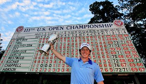 JUNI: Das zweite Major des Golf-Jahres, die US Open, geht nach einer vier Runden dauernden Demütigung der Gegner an Jungstar Rory McIlroy