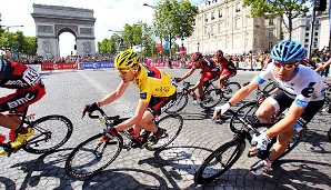 JULI: Die Tour de France ist so spannend wie selten. Erst auf der vorletzten Etappe schnappt sich der Australier Cadel Evans das Gelbe Trikot und trägt es nach Paris