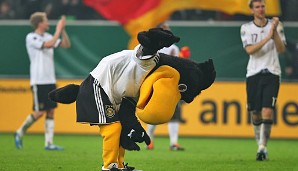 OKTOBER: Die deutsche Nationalmannschaft gewinnt alle zehn Spiele der EM-Qualifikation und stellt damit einen Rekord auf