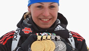 MÄRZ: Magdalena Neuner räumt bei der Biathlon-WM im russischen Chanty Mansijsk fünf Medaillen ab. Sie holt dreimal Gold und zweimal Silber