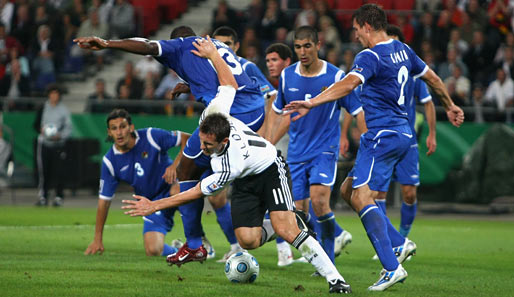 Im Rückspiel ist Klose trotz vielbeiniger Bewachung gleich zweimal erfolgreich. Deutschland gewinnt in Hannover mit 4:0