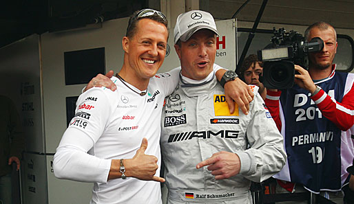 Ein Schumi kommt selten allein: Die Gebrüder Schumacher hatten sichtlich Spaß beim Saisonauftakt der DTM
