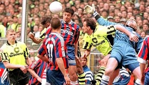 In den 90ern machte sich das Duell so langsam auf den Weg zum Klassiker: Hier klärt Ruggiero Rizzitelli für seinen Keeper, der von Jürgen Kohler attackiert wird