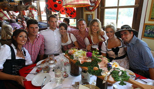 Im Rücken der alten sitzen die jungen Leute: Mario Gomez, Manuel Neuer, Bastian Schweinsteiger und Philipp Lahm mit Anhang