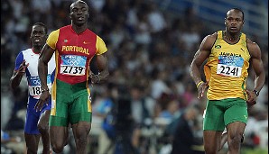 9,74 Sekunden: Asafa Powell (r., Jamaika) 2007 in Rieti