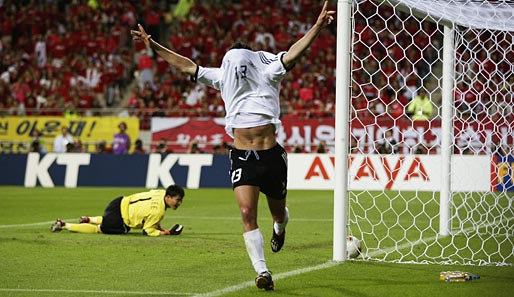 2002 schoss Ballack Deutschland ins WM-Finale. Dort fehlte er gelbgesperrt. Es hieß: Ballack habe sich für das Team geopfert