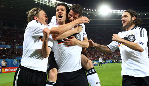 Im DFB-Team ist Ballack aber sechs Jahre lang der unumstrittene Leader. Bei der EM 2008 scheitert das DFB-Team erst im Finale