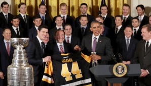 Beim Empfang im weißen Haus im Juni überreichten die Stanley-Cup-Sieger der Penguins das neue Trikot an Barack Obama