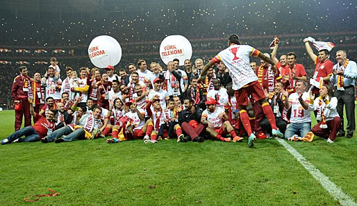 Didier Drogba dirigiert die Feier vorneweg: Galatasaray ist zum 19. Mal türkischer Meister