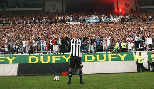 Guti macht den Adler! Die Fans sind aus dem Häuschen. Das Besiktas-Symbol ist der schwarze Adler