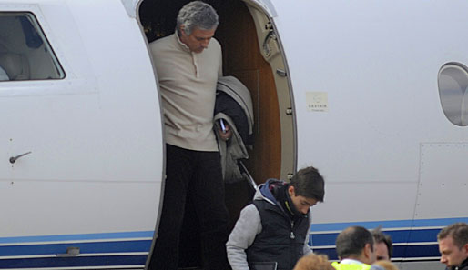 Herzlich Willkommen in Kayseri! Jose Mourinho und Sohn Jose Mario betreten das Rollfeld