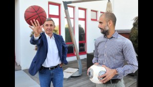 Treffen unter Trainern: Pesic zeigt Bayern-Trainer-Kollege Pep Guardiola wie man richtig mit dem Basketball umzugehen hat