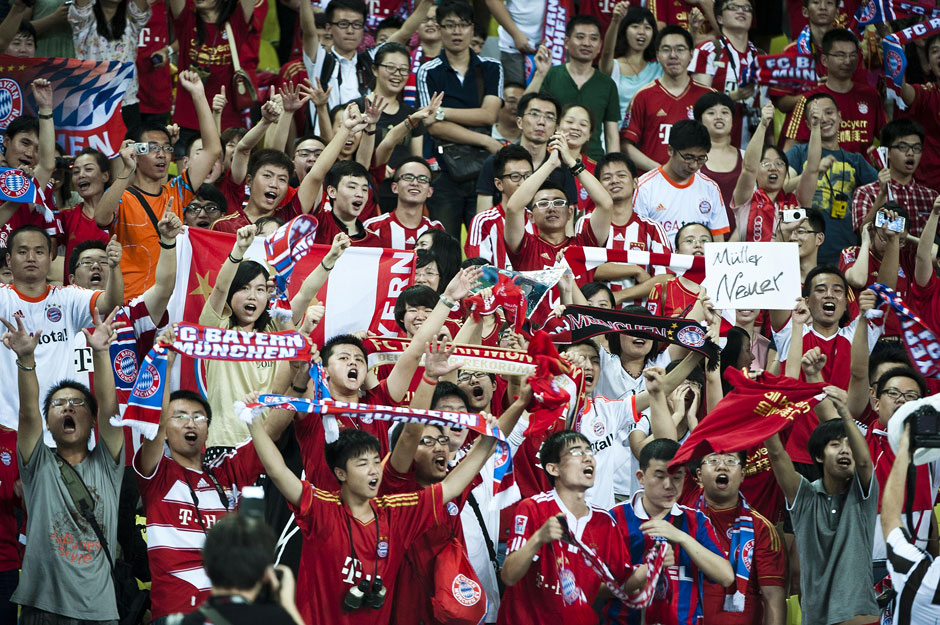Auf der ganzen Welt wird der FC Bayern gefeiert - hier während der Asien-Tour 2012 in Guangzhou