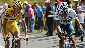 2007 holte Alberto Contador (r.) seinen ersten Sieg. Am Berg war der Spanier eine Klasse für sich. Winokurow und der Däne Rasmussen (l.) wurden des Dopings überführt