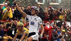 Der Luxemburger Andy Schleck (M.) bekam den Toursieg 2010 am grünen Tisch zugesprochen: Contador (l.) hatte gedopt. Verunreinigtes Steak - na klar!