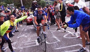Die Tour 2001 ging in die Geschichte ein: Armstrong mimte am Berg den Leidenden, warf dann Ullrich den berühmten Blick über die Schulter zu - und weg war er! (Titel annulliert)