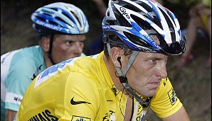 Ein Jahr später bot sich ein anderes Bild: Ullrich verlangte Armstrong alles ab. 61 Sekun- den betrug am Ende sein Vorsprung, aber es reichte zum fünften Sieg (Titel annulliert)