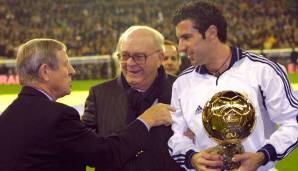 Luis Figo bekam den Ballon d'Or 2001 von Real Madrid-Legende Alfredo di Stefano (M.) überreicht.