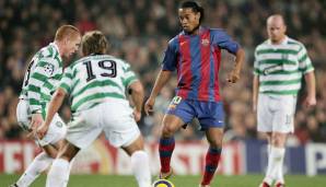 2004 ist das Jahr von Ronaldinho. Der Barca-Star führte die Katalanen zum ersten Meistertitel seit 2000.