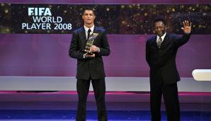 Cristiano Ronaldo freute sich 2008 über die Trophäe für den Weltfußballer.