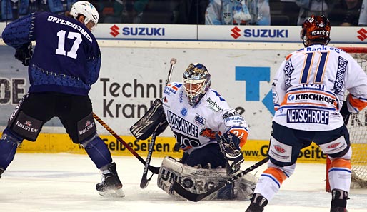 Manny Legace (M.) im Tor der Iserlohn Roosters konnte die Niederlage nicht abwenden