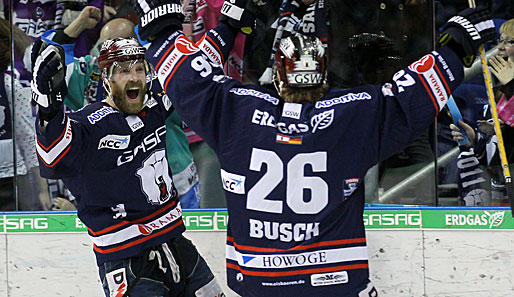 Barry Tallackson und Florian Busch trafen beim Sieg der Eisbären gegen Iserlohn