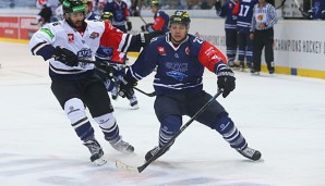 Ryan MacMurchy (r.) brach sich gegen EV Zug/Schweiz einen Finger