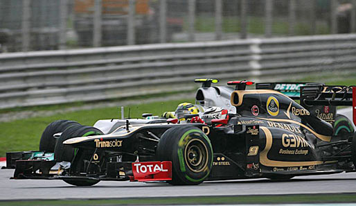 Kimi Räikkönen (v.) ging in Malaysia im Lotus an Nico Rosberg im Mercedes vorbei