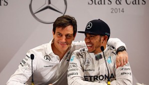 Toto Wolff (l.) will Lewis Hamilton (r.) langfristig an sich binden