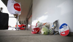 Die Fans in Suzuka legten Blumen in Gedenken an Jules Bianchi neben der Manor-Box nieder