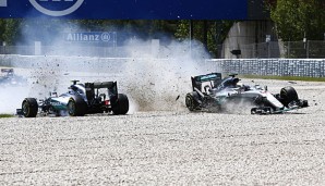 Nico Rosberg und Lewis Hamilton kollidierten bereits in der ersten Runde