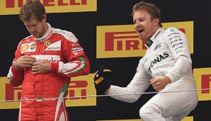 Nico Rosberg (r.) soll angeblich zu Sebastian Vettel und Ferrari wechseln