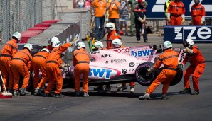 Nur mit einer Armada von Helfern konnte der Force India aus der Streckenbegrenzung befreit werden. Ganze Arbeit des Franzosen