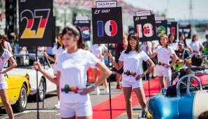 In kurzen Hotpants präsentieren sich die japanischen Grid Girls den Fahrern. Das sieht von vorne genauso gut wie von hinten aus ...