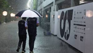 Kurz vor dem geplanten Beginn des Rennens regnet es in Singapur immer noch wie aus Kübeln.