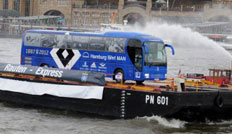 Mitten auf der Elbe wurde der MAN-Bus getauft